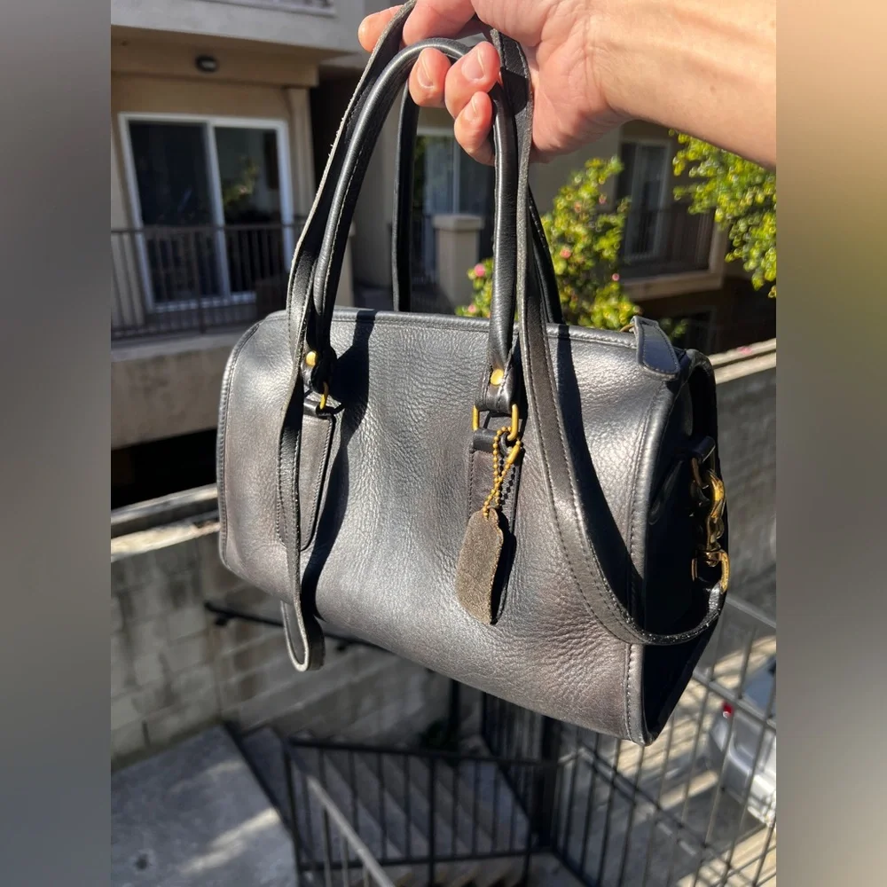 VINTAGE CÓRNER: COACH DESIGNER BONNIE CASHIN Black Leather Handbag with Strap - Picture 2 of 12